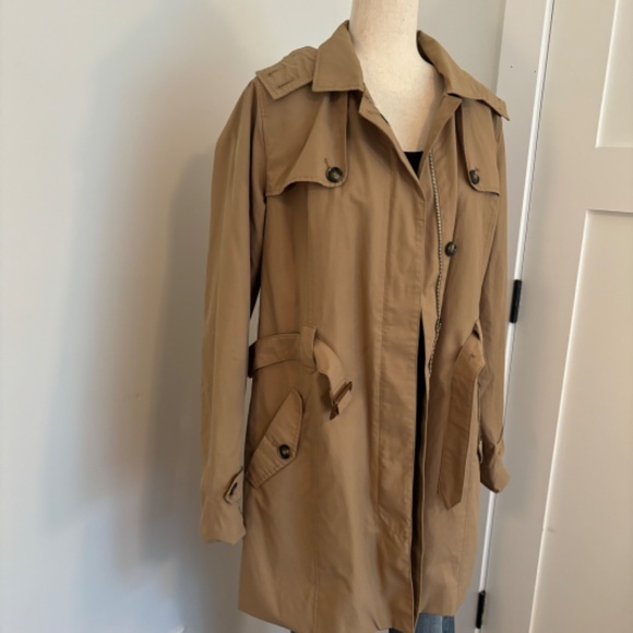 Classic Tan Trench Coat - Picture 4 of 10